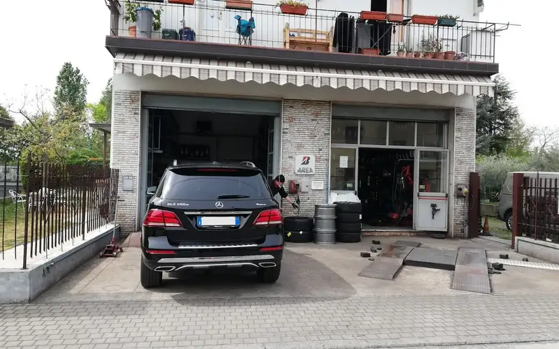 Foto dell'officina Castioni Gomme S.n.c.