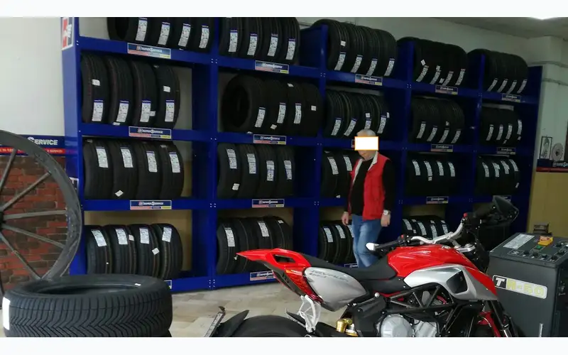 Foto dell'officina Commercial Pneus S.r.l.