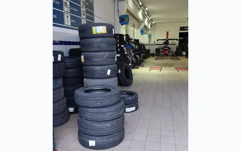 Foto dell'officina De Luca Gomme