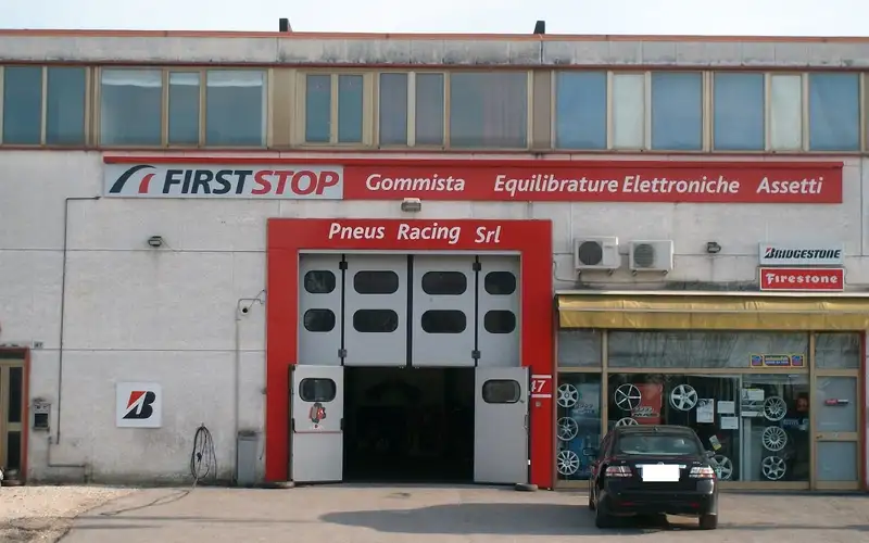 Foto dell'officina First Stop Pneus Racing