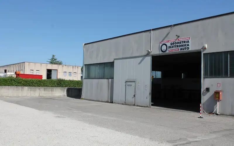 Foto dell'officina Geometria Elettronica Auto Di Laurini Mauro & C. S.n.c.
