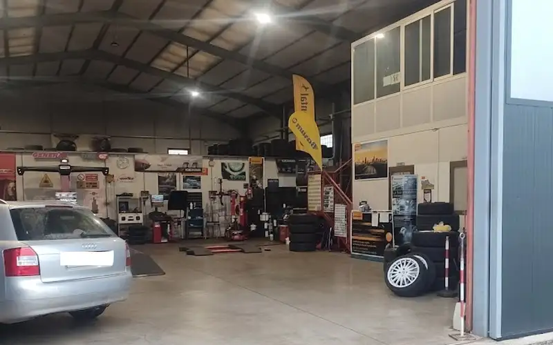 Foto dell'officina Pneumatici Petrizzo S.n.c.