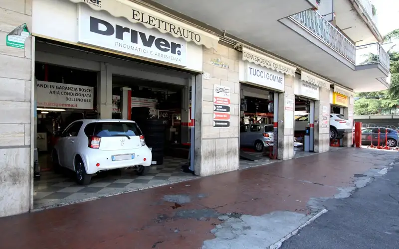 Foto dell'officina Tucci Gomme Srl - Driver Center Pirelli Roma