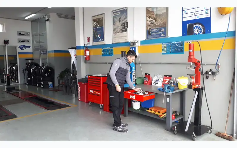 Foto dell'officina Zarrillo Pneumatici e Revisioni - Mastro Michelin